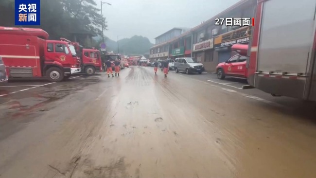 水来得非常急，受灾村民家里家具都被洪水冲走了