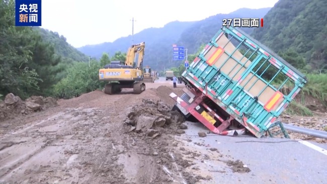 水来得非常急，受灾村民家里家具都被洪水冲走了